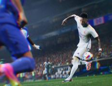 【华体网】 《EA Sports FC 24》游戏出现 BUG：足球会黏连在球员脚上