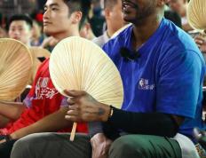 【华体网】 马布里现身贵州乡村篮球赛事现场进行篮球交流