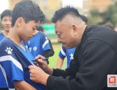 【华体网】在自贡校园绿茵场上，有一位中国男足顶级球员、四川全兴队传奇队长——