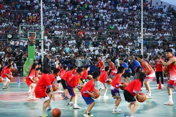 【华体网】 马布里现身贵州乡村篮球赛事现场进行篮球交流