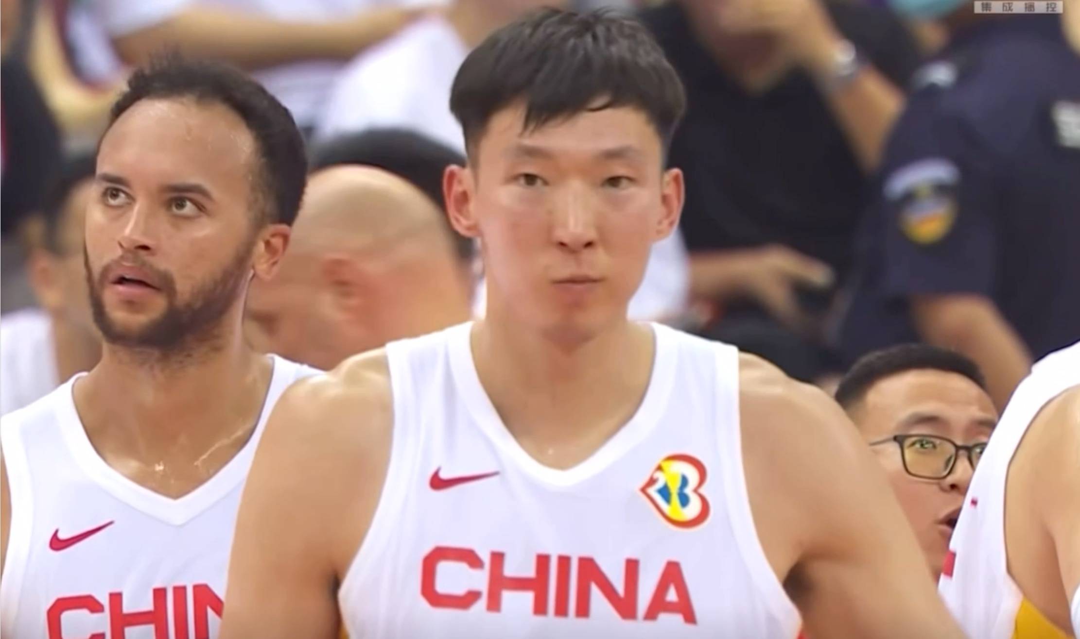 【华体网】NBA后卫传给NBA锋线，中国男篮怎么防？镜头马上给到姚明和杜锋