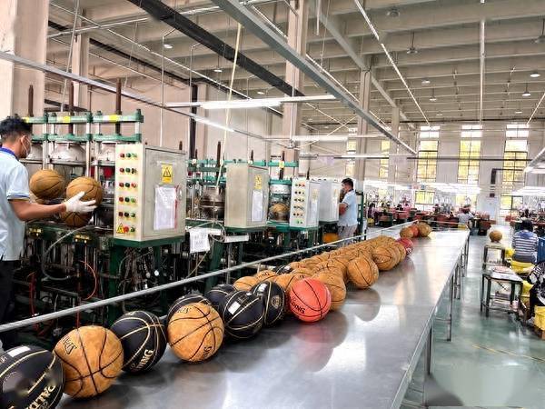 【华体网】年生产篮球200万颗！沂南泽辉体育小篮球撬动大产业